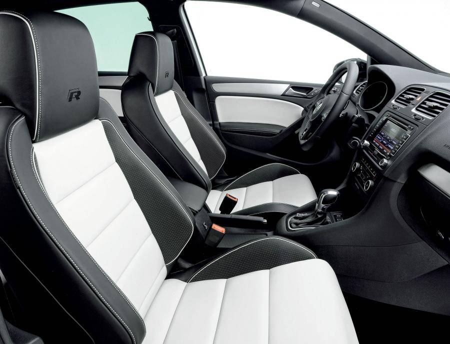  Volkswagen Golf R Oryx White 2011 года  (фото 3 из 3)